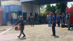 Prajurit Yonif TP 885/Belibis Putih Asah Kemampuan Penanganan Kebakaran di Bojonegoro