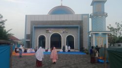Lautan Jamaah Penuhi Masjid Al Muttaqin Sumberagung, Idul Adha 1447 H Tebarkan Semangat Berbagi